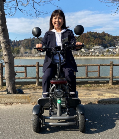 特定小型（四輪）の乗車姿勢。座ったまま走ります
