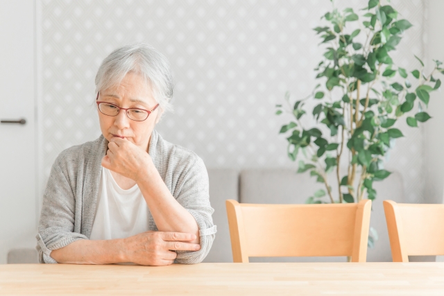 憂鬱な表情の高齢者女性 | ELEMOs