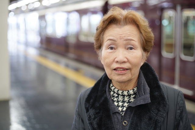 電車に乗るシニア女性 | ELEMOs