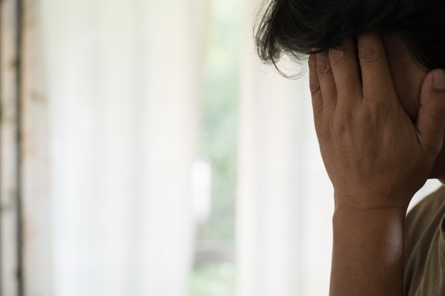 顔を覆って悩んでいる中年男性 | ELEMOs