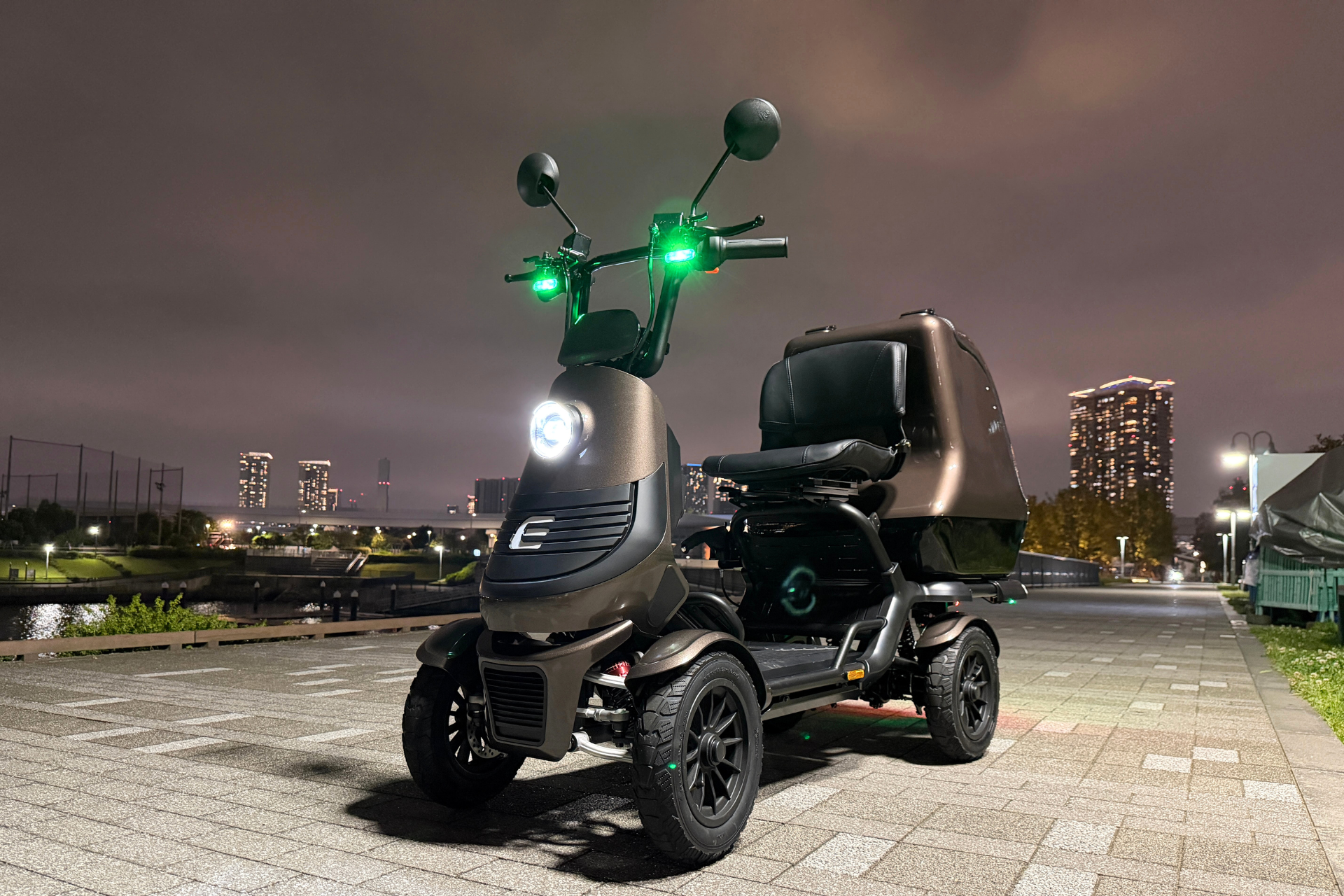 夜間に丸型の前照灯を点灯したELEGRANの実車写真。夜の走行に必要な保安部品を備えている
