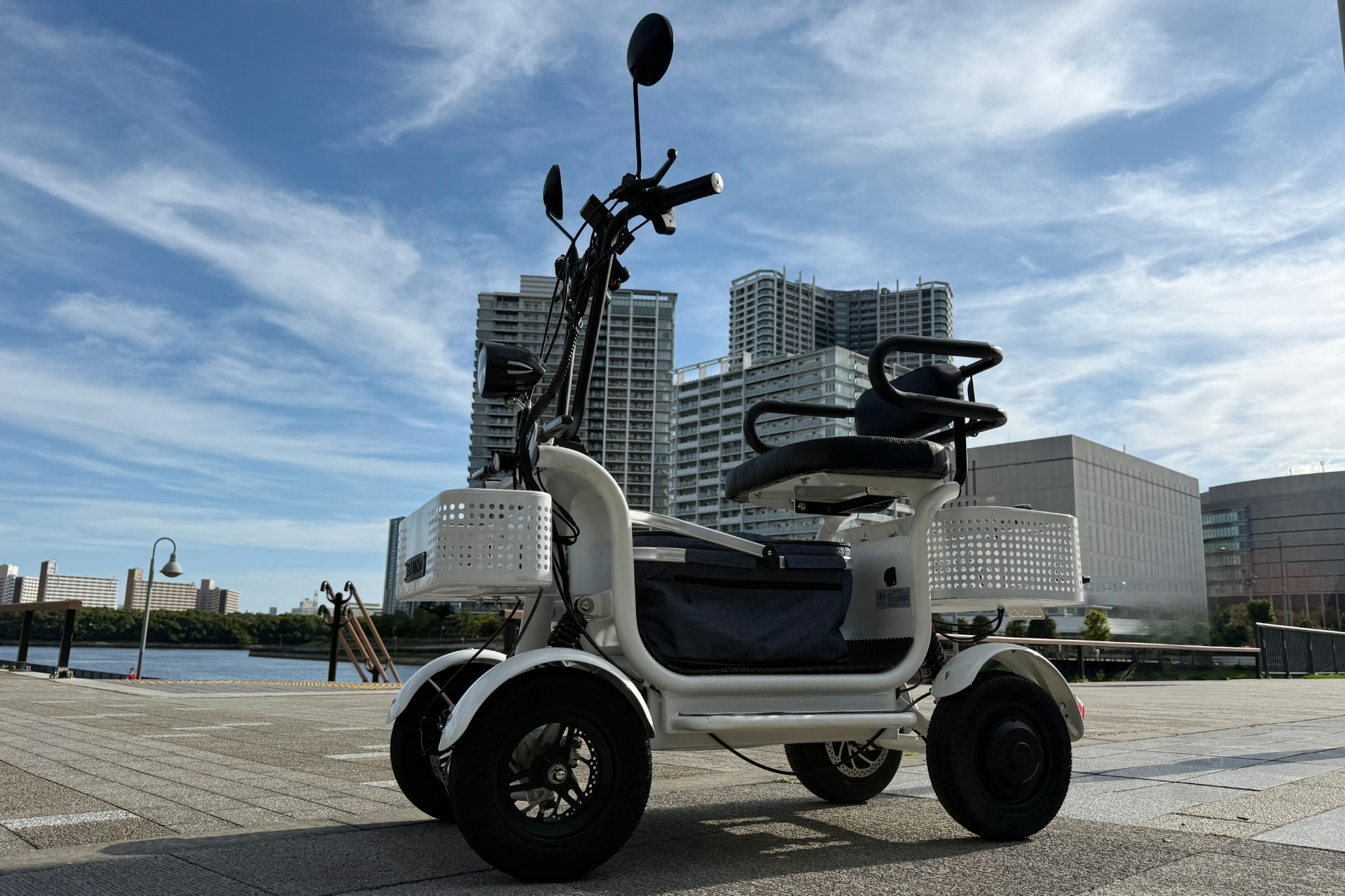 前後の積載かごに荷物を積んだ業務利用向きのエレポーターの実機写真